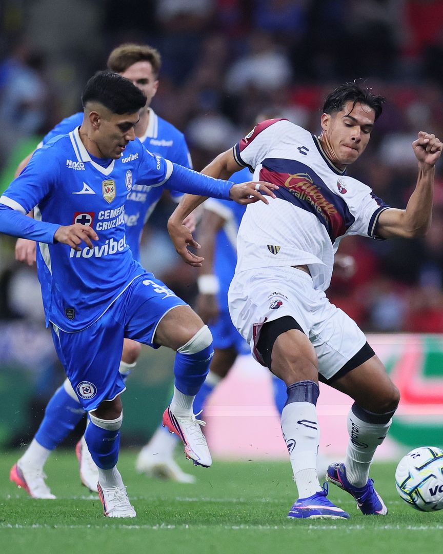 Jugadores de Cruz Azul y Atlante en un partido de Liga MX
